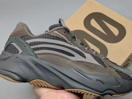 Replica Pk God Yeezy Boost 700 v2 Geode