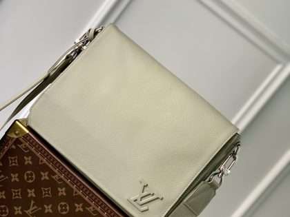 Replica LV Takeoff Messenger Aerogram Men's Bags M22505