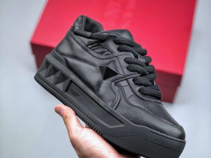 Replica VALENTINO GARAVANI Blsck One Stud Sneakers