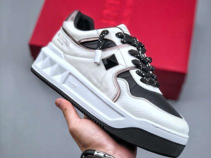 Replica "VALENTINO GARAVANI Black & White One Stud Sneakers"